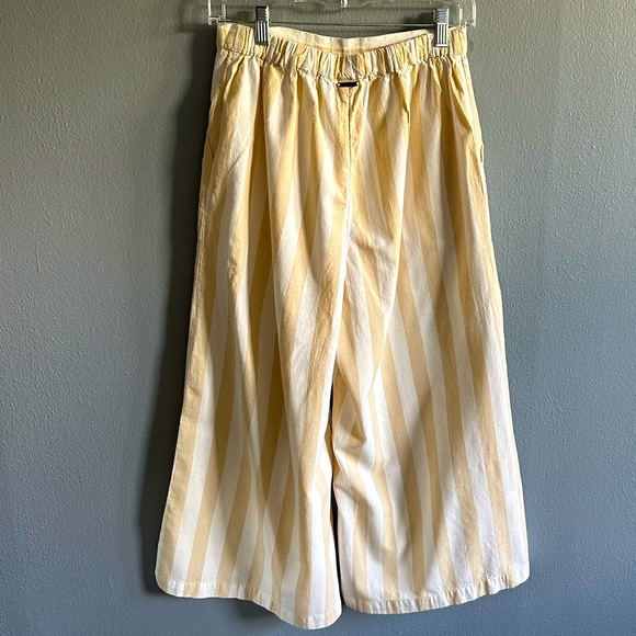 Beautiful billabong wide leg pants. Size medium. - Picture 2 of 6